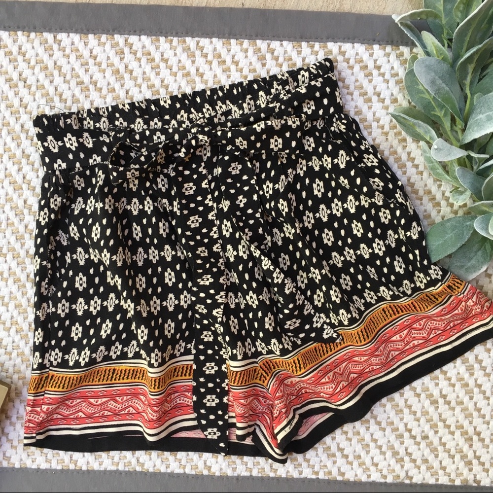 Amisu Patterned Black Cream Shorts with Bow